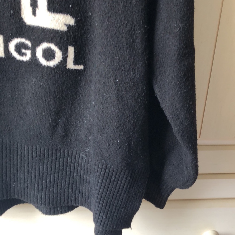 • BLOGGER’S FAVORITE • KANGOL Sweater from H&M • MAKE AN OFFER 🖤 - Picture 4 of 16
